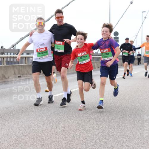 03.10.2025 - Köhlbrandbrückenlauf Lena Gebhardt http://msf.ph/oto/9201184 03.10.2025 15:43:56 Position 2 7526, 9696, 8981, 8980 meine-sportfotos.de