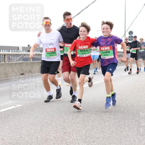 03.10.2025 - Köhlbrandbrückenlauf Lena Gebhardt http://msf.ph/oto/9201185 03.10.2025 15:43:56 Position 2 96, 006, 7526, 8981, 8980 meine-sportfotos.de