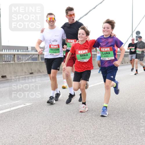 03.10.2025 - Köhlbrandbrückenlauf Lena Gebhardt http://msf.ph/oto/9201187 03.10.2025 15:43:56 Position 2 969, 7526, 8981, 8980 meine-sportfotos.de