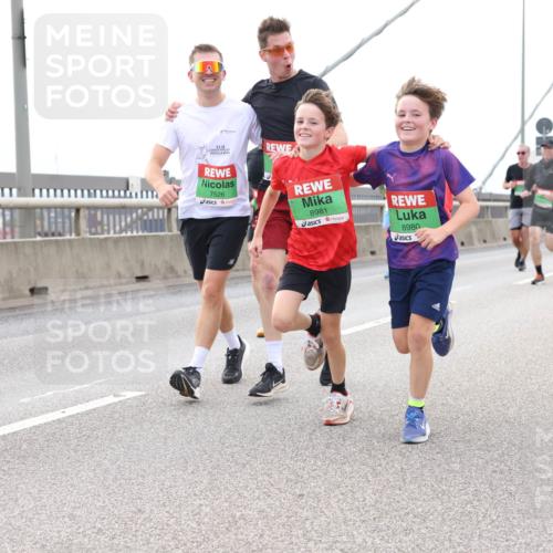 03.10.2025 - Köhlbrandbrückenlauf Lena Gebhardt http://msf.ph/oto/9201188 03.10.2025 15:43:56 Position 2 7526, 8981, 8980 meine-sportfotos.de