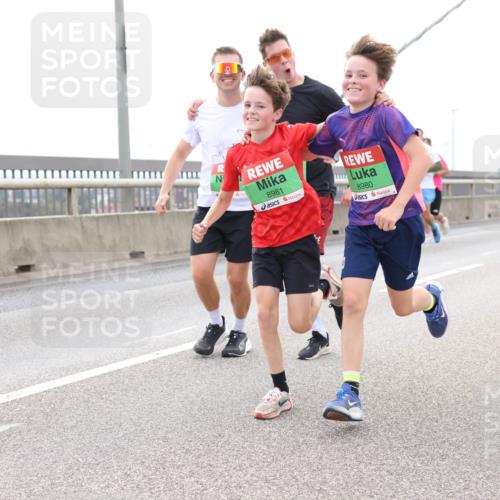 03.10.2025 - Köhlbrandbrückenlauf Lena Gebhardt http://msf.ph/oto/9201193 03.10.2025 15:43:57 Position 2 8981, 8980 meine-sportfotos.de