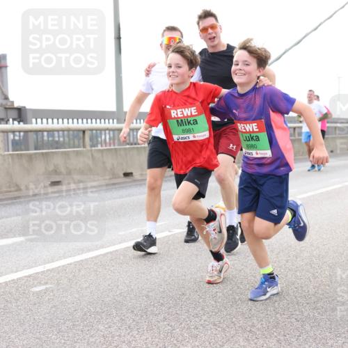 03.10.2025 - Köhlbrandbrückenlauf Lena Gebhardt http://msf.ph/oto/9201195 03.10.2025 15:43:57 Position 2 8981, 8980 meine-sportfotos.de