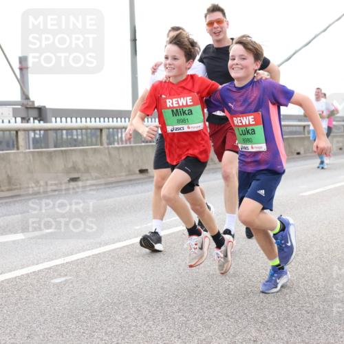 03.10.2025 - Köhlbrandbrückenlauf Lena Gebhardt http://msf.ph/oto/9201196 03.10.2025 15:43:57 Position 2 8981, 8980 meine-sportfotos.de