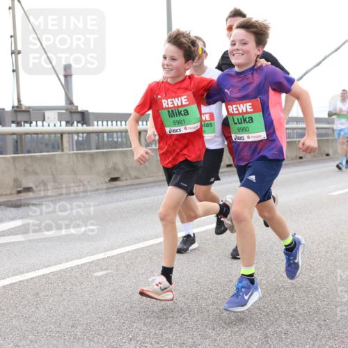 03.10.2025 - Köhlbrandbrückenlauf Lena Gebhardt http://msf.ph/oto/9201198 03.10.2025 15:43:57 Position 2 8981, 8980 meine-sportfotos.de