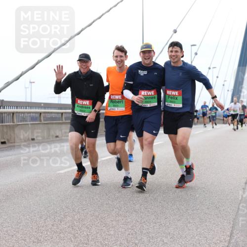 03.10.2025 - Köhlbrandbrückenlauf Lena Gebhardt http://msf.ph/oto/9201207 03.10.2025 15:43:59 Position 2 2834, 8805, 8804, 8803, 8802 meine-sportfotos.de