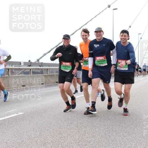 03.10.2025 - Köhlbrandbrückenlauf Lena Gebhardt http://msf.ph/oto/9201213 03.10.2025 15:43:59 Position 2 9102, 8802, 2024, 8804 meine-sportfotos.de