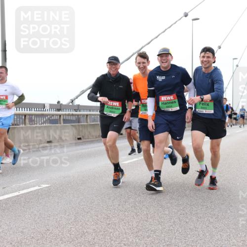 03.10.2025 - Köhlbrandbrückenlauf Lena Gebhardt http://msf.ph/oto/9201214 03.10.2025 15:43:59 Position 2 8802, 2014, 8804, 8803 meine-sportfotos.de