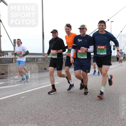 03.10.2025 - Köhlbrandbrückenlauf Lena Gebhardt http://msf.ph/oto/9201224 03.10.2025 15:44:00 Position 2 024, 8804, 8803 meine-sportfotos.de