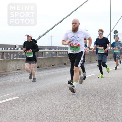 03.10.2025 - Köhlbrandbrückenlauf Lena Gebhardt http://msf.ph/oto/9201246 03.10.2025 15:44:06 Position 2 9213, 8064, 9475 meine-sportfotos.de