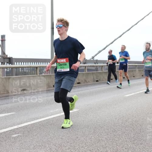 03.10.2025 - Köhlbrandbrückenlauf Lena Gebhardt http://msf.ph/oto/9201257 03.10.2025 15:44:07 Position 2 9475 meine-sportfotos.de