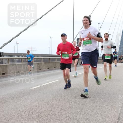 03.10.2025 - Köhlbrandbrückenlauf Lena Gebhardt http://msf.ph/oto/9201272 03.10.2025 15:44:12 Position 2 8199, 7179, 8860, 7434 meine-sportfotos.de