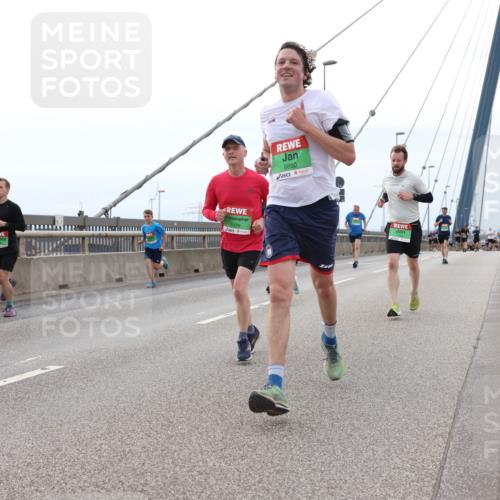 03.10.2025 - Köhlbrandbrückenlauf Lena Gebhardt http://msf.ph/oto/9201276 03.10.2025 15:44:13 Position 2 7179, 8860 meine-sportfotos.de
