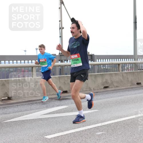 03.10.2025 - Köhlbrandbrückenlauf Lena Gebhardt http://msf.ph/oto/9201290 03.10.2025 15:44:16 Position 2 7609, 8026 meine-sportfotos.de