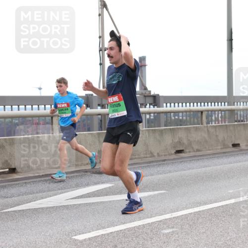 03.10.2025 - Köhlbrandbrückenlauf Lena Gebhardt http://msf.ph/oto/9201291 03.10.2025 15:44:16 Position 2 7609, 8026 meine-sportfotos.de