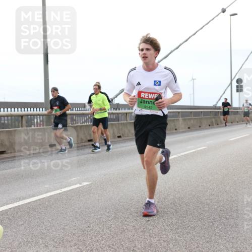 03.10.2025 - Köhlbrandbrückenlauf Lena Gebhardt http://msf.ph/oto/9201333 03.10.2025 15:44:36 Position 2 9543 meine-sportfotos.de