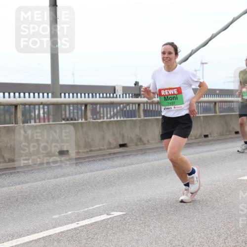 03.10.2025 - Köhlbrandbrückenlauf Lena Gebhardt http://msf.ph/oto/9201363 03.10.2025 15:44:46 Position 2 7437 meine-sportfotos.de