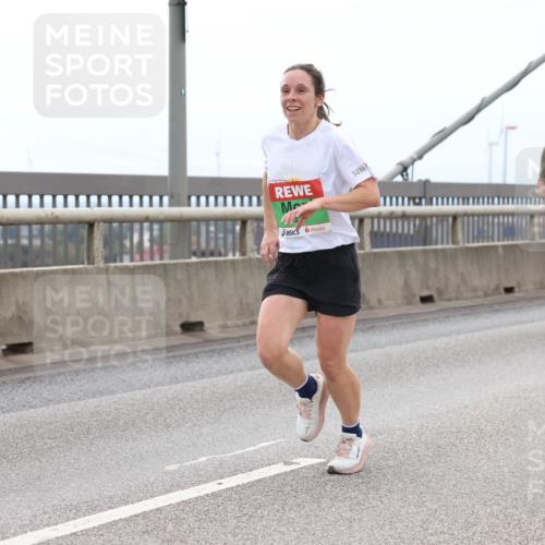 03.10.2025 - Köhlbrandbrückenlauf Lena Gebhardt http://msf.ph/oto/9201365 03.10.2025 15:44:46 Position 2  meine-sportfotos.de