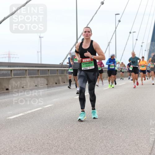 03.10.2025 - Köhlbrandbrückenlauf Lena Gebhardt http://msf.ph/oto/9201404 03.10.2025 15:44:59 Position 2 7616 meine-sportfotos.de