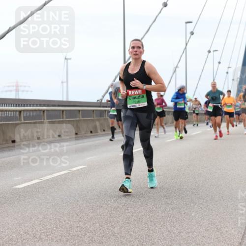 03.10.2025 - Köhlbrandbrückenlauf Lena Gebhardt http://msf.ph/oto/9201405 03.10.2025 15:44:59 Position 2 7616 meine-sportfotos.de