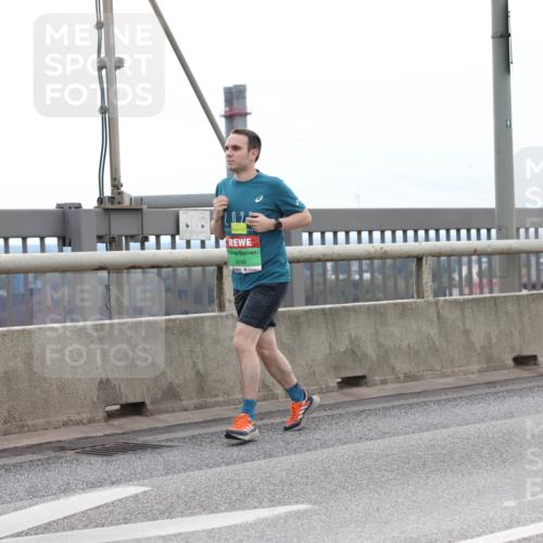 03.10.2025 - Köhlbrandbrückenlauf Lena Gebhardt http://msf.ph/oto/9201408 03.10.2025 15:45:00 Position 2 9090, 91 meine-sportfotos.de
