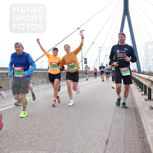03.10.2025 - Köhlbrandbrückenlauf Lena Gebhardt http://msf.ph/oto/9201427 03.10.2025 15:45:06 Position 2 9323, 9348 meine-sportfotos.de