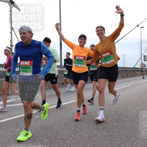 03.10.2025 - Köhlbrandbrückenlauf Lena Gebhardt http://msf.ph/oto/9201430 03.10.2025 15:45:06 Position 2 9323, 8965, 8967 meine-sportfotos.de