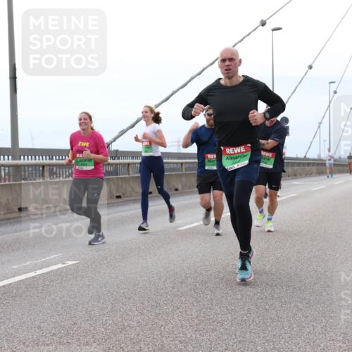03.10.2025 - Köhlbrandbrückenlauf Lena Gebhardt http://msf.ph/oto/9201457 03.10.2025 15:45:13 Position 2 9349 meine-sportfotos.de