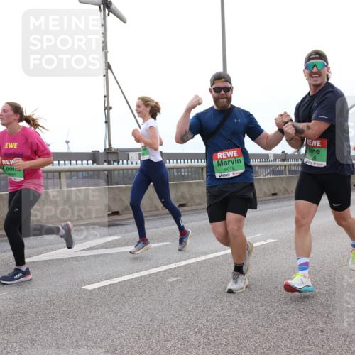 03.10.2025 - Köhlbrandbrückenlauf Lena Gebhardt http://msf.ph/oto/9201463 03.10.2025 15:45:15 Position 2 8984, 9019, 20 meine-sportfotos.de