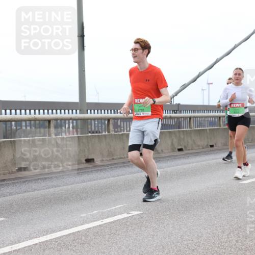 03.10.2025 - Köhlbrandbrückenlauf Lena Gebhardt http://msf.ph/oto/9201470 03.10.2025 15:45:16 Position 2 9752, 9753 meine-sportfotos.de