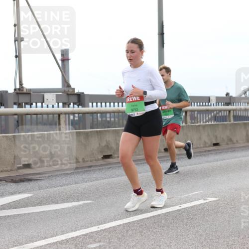 03.10.2025 - Köhlbrandbrückenlauf Lena Gebhardt http://msf.ph/oto/9201476 03.10.2025 15:45:17 Position 2 9753, 7674 meine-sportfotos.de