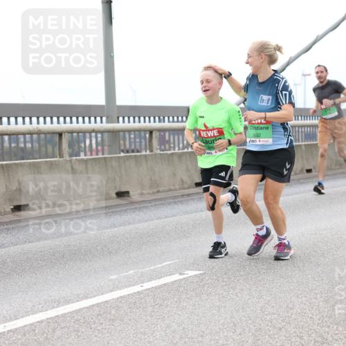 03.10.2025 - Köhlbrandbrückenlauf Lena Gebhardt http://msf.ph/oto/9201492 03.10.2025 15:45:26 Position 2 8860, 8862 meine-sportfotos.de