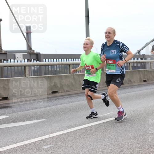 03.10.2025 - Köhlbrandbrückenlauf Lena Gebhardt http://msf.ph/oto/9201494 03.10.2025 15:45:26 Position 2 862 meine-sportfotos.de