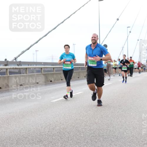 03.10.2025 - Köhlbrandbrückenlauf Lena Gebhardt http://msf.ph/oto/9201509 03.10.2025 15:45:29 Position 2 24, 9600, 8118 meine-sportfotos.de