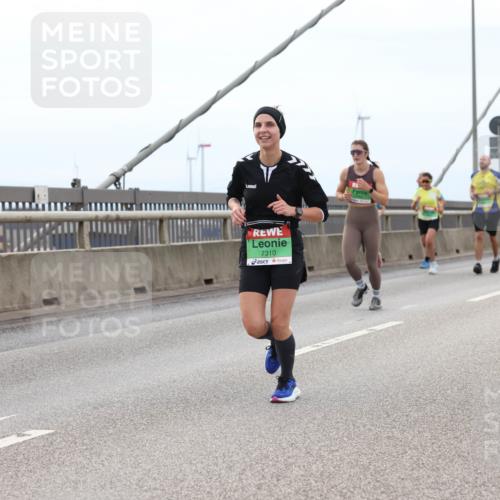 03.10.2025 - Köhlbrandbrückenlauf Lena Gebhardt http://msf.ph/oto/9201520 03.10.2025 15:45:32 Position 2 7310 meine-sportfotos.de