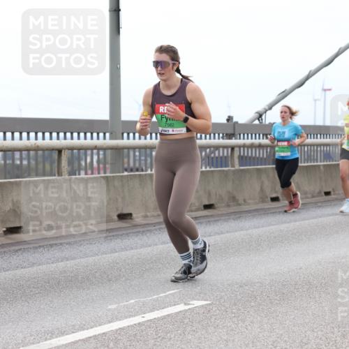 03.10.2025 - Köhlbrandbrückenlauf Lena Gebhardt http://msf.ph/oto/9201530 03.10.2025 15:45:35 Position 2 7562 meine-sportfotos.de