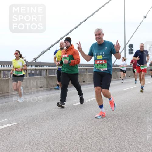 03.10.2025 - Köhlbrandbrückenlauf Lena Gebhardt http://msf.ph/oto/9201534 03.10.2025 15:45:36 Position 2 2025, 8826, 439 meine-sportfotos.de