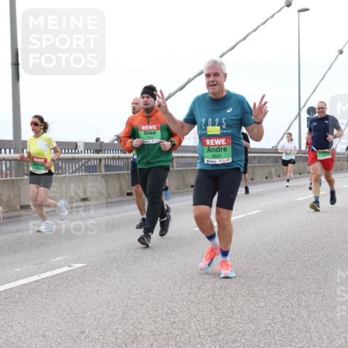 03.10.2025 - Köhlbrandbrückenlauf Lena Gebhardt http://msf.ph/oto/9201535 03.10.2025 15:45:37 Position 2 7552, 2025, 8826 meine-sportfotos.de