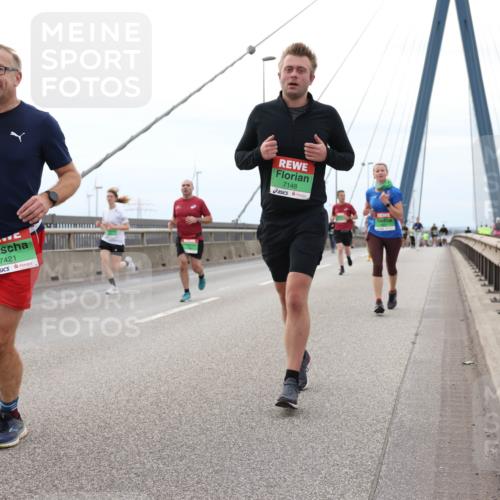 03.10.2025 - Köhlbrandbrückenlauf Lena Gebhardt http://msf.ph/oto/9201546 03.10.2025 15:45:40 Position 2 7421, 7148 meine-sportfotos.de