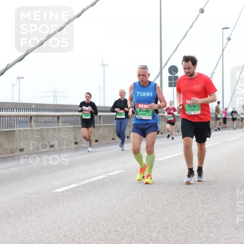 03.10.2025 - Köhlbrandbrückenlauf Lena Gebhardt http://msf.ph/oto/9201569 03.10.2025 15:45:47 Position 2 9567, 7304 meine-sportfotos.de
