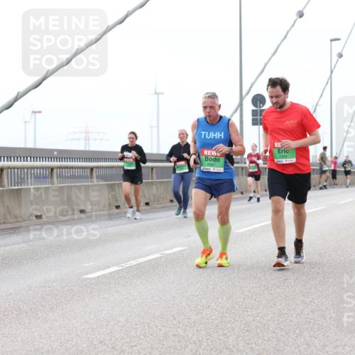 03.10.2025 - Köhlbrandbrückenlauf Lena Gebhardt http://msf.ph/oto/9201570 03.10.2025 15:45:47 Position 2 9567, 7304 meine-sportfotos.de