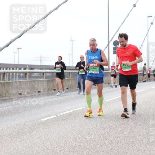 03.10.2025 - Köhlbrandbrückenlauf Lena Gebhardt http://msf.ph/oto/9201571 03.10.2025 15:45:47 Position 2 9567, 7304 meine-sportfotos.de