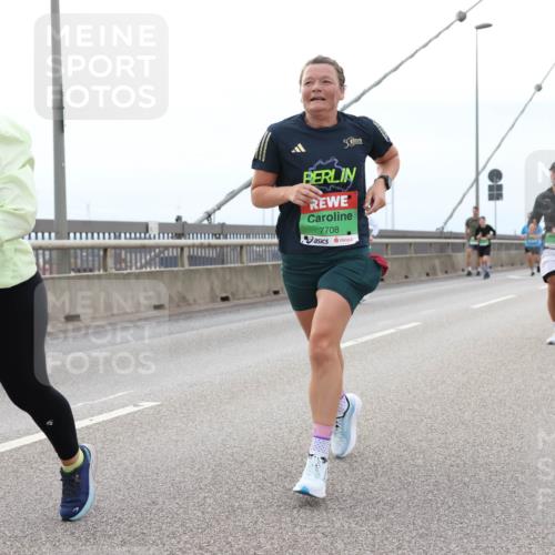 03.10.2025 - Köhlbrandbrückenlauf Lena Gebhardt http://msf.ph/oto/9201603 03.10.2025 15:45:57 Position 2 7708, 9218 meine-sportfotos.de