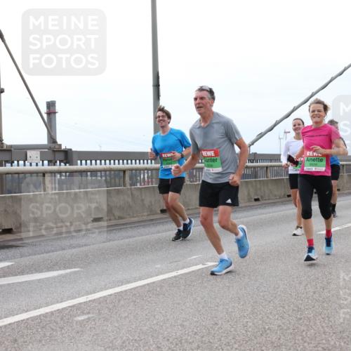 03.10.2025 - Köhlbrandbrückenlauf Lena Gebhardt http://msf.ph/oto/9201623 03.10.2025 15:46:04 Position 2 9508, 9509 meine-sportfotos.de