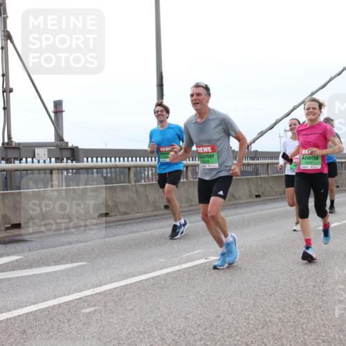 03.10.2025 - Köhlbrandbrückenlauf Lena Gebhardt http://msf.ph/oto/9201624 03.10.2025 15:46:04 Position 2 9508, 9509 meine-sportfotos.de