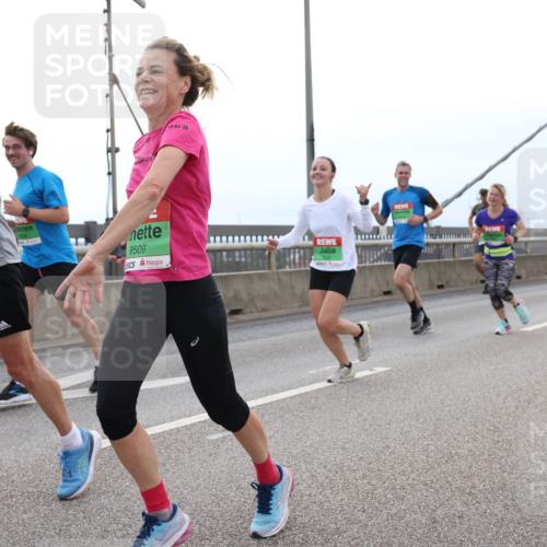 03.10.2025 - Köhlbrandbrückenlauf Lena Gebhardt http://msf.ph/oto/9201630 03.10.2025 15:46:05 Position 2 9509 meine-sportfotos.de