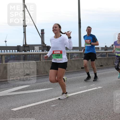 03.10.2025 - Köhlbrandbrückenlauf Lena Gebhardt http://msf.ph/oto/9201632 03.10.2025 15:46:06 Position 2 7534 meine-sportfotos.de
