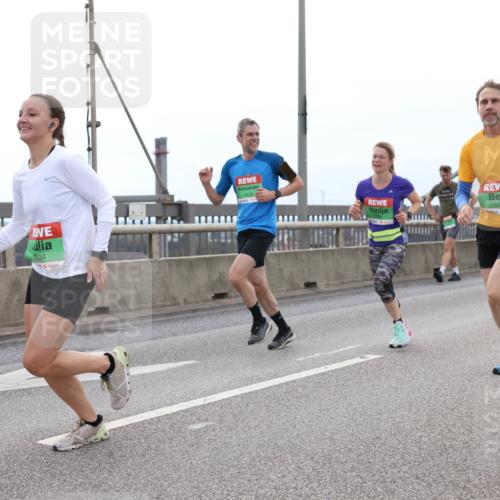03.10.2025 - Köhlbrandbrückenlauf Lena Gebhardt http://msf.ph/oto/9201634 03.10.2025 15:46:06 Position 2 7534, 9458, 7822 meine-sportfotos.de