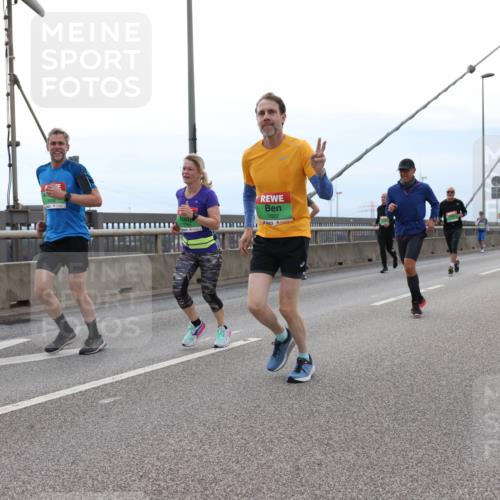03.10.2025 - Köhlbrandbrückenlauf Lena Gebhardt http://msf.ph/oto/9201635 03.10.2025 15:46:06 Position 2 7822 meine-sportfotos.de