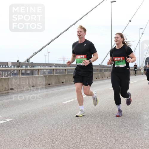 03.10.2025 - Köhlbrandbrückenlauf Lena Gebhardt http://msf.ph/oto/9201662 03.10.2025 15:46:18 Position 2 9748, 8814 meine-sportfotos.de