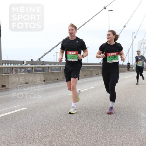 03.10.2025 - Köhlbrandbrückenlauf Lena Gebhardt http://msf.ph/oto/9201663 03.10.2025 15:46:18 Position 2 9748, 8814 meine-sportfotos.de